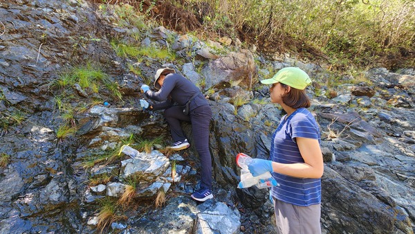 Sarah Gonzalez and Carol Hogan collect samples from the Santa Elena Ophilite in Costa Rica.